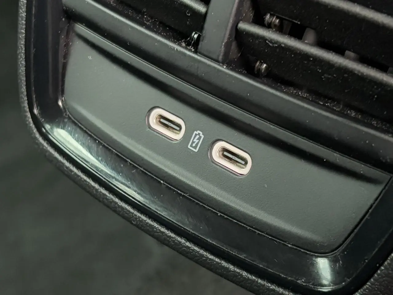 Gros plan sur les ports USB-C doubles dans l'habitacle noir de la Skoda Scala TSI 110 DSG Ambition 2024.