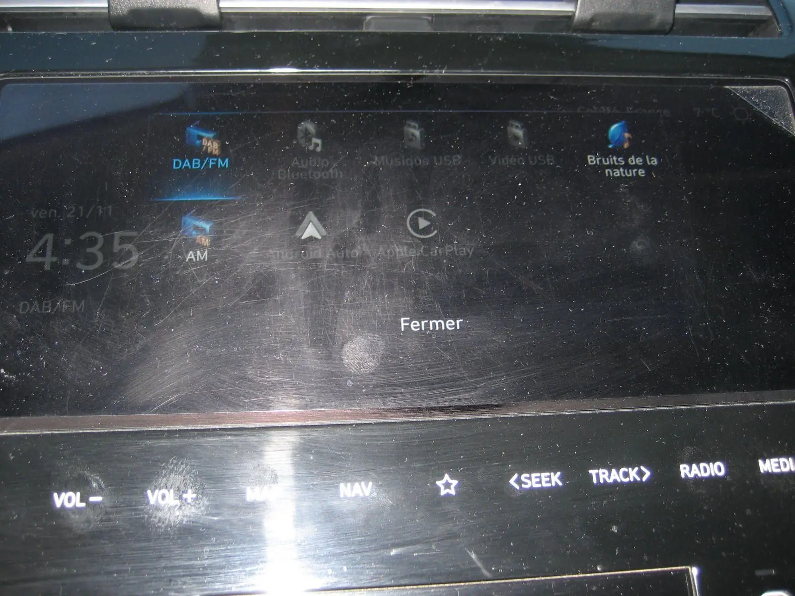 Écran tactile du système multimédia du Hyundai Tucson noir, affichant les options radio et navigation.