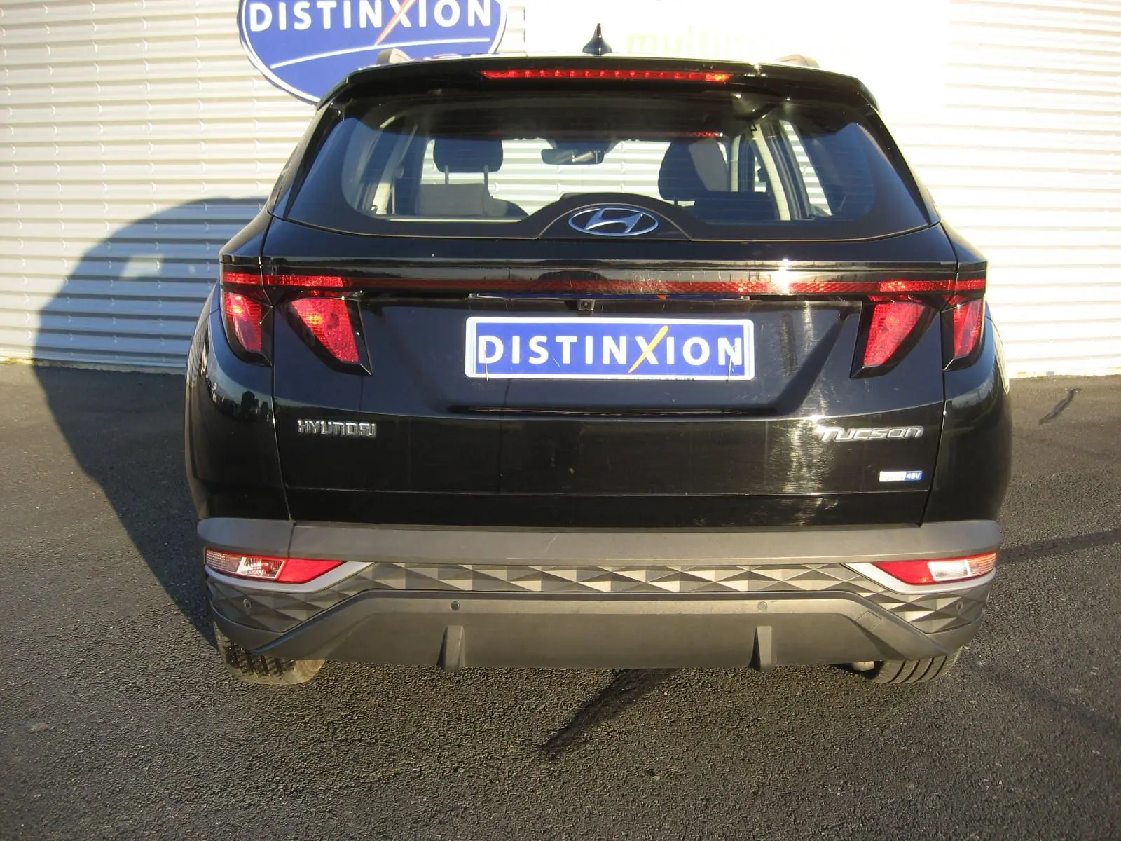 Vue arrière d'un Hyundai Tucson noir 2022 avec feux arrière LED et logo distinctif sur le hayon.