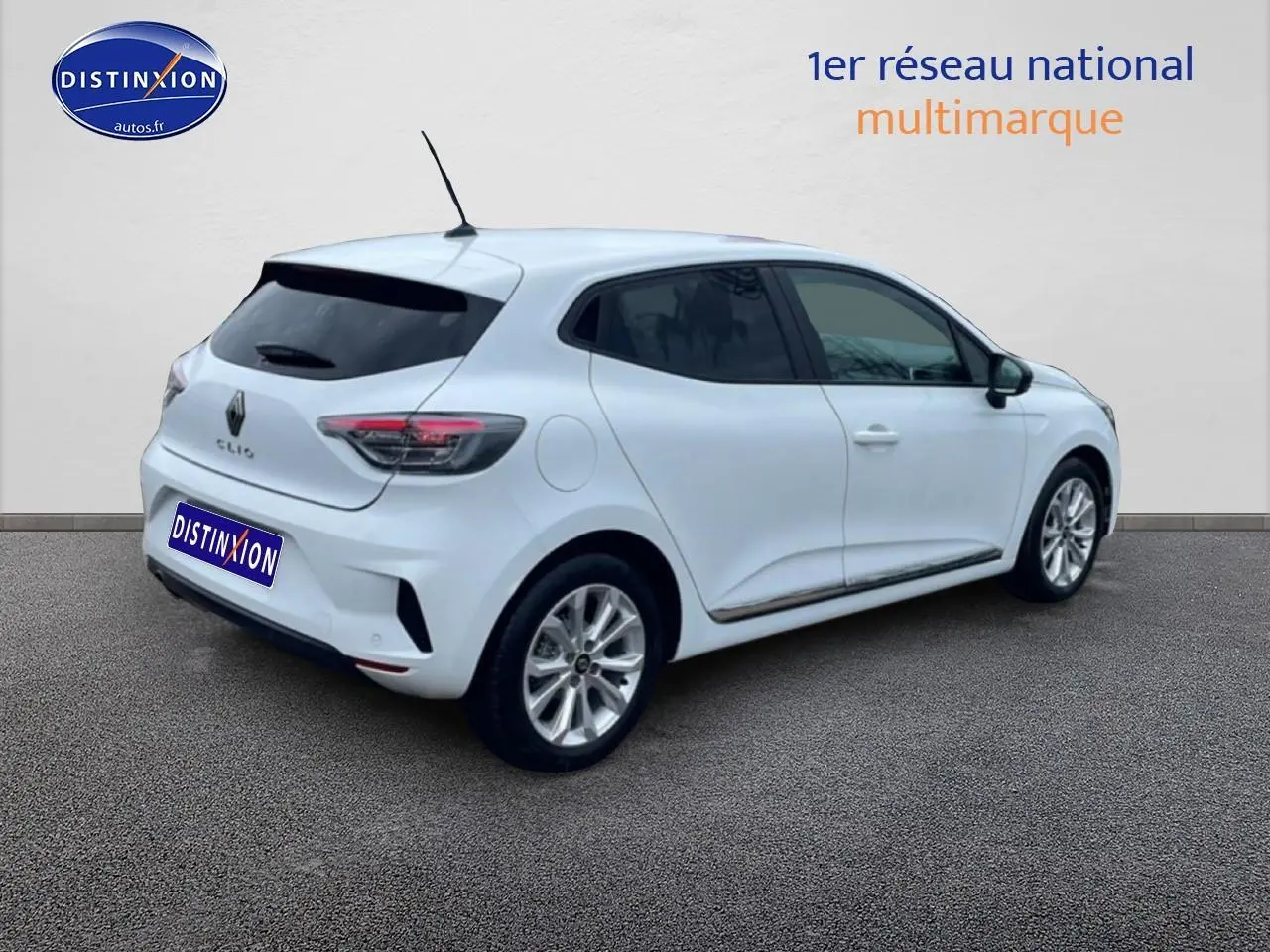Renault Clio V blanche vue 3/4 arrière droit, avec feux arrière LED et vitres teintées.