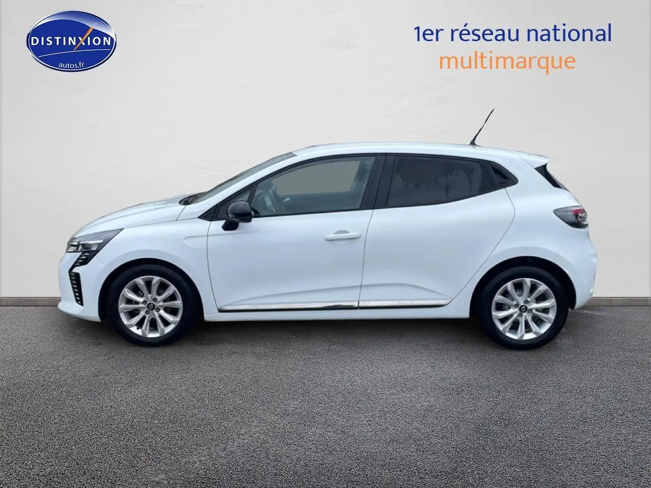 Renault Clio V blanche vue de profil côté gauche, avec jantes alliage et rétroviseurs noirs.