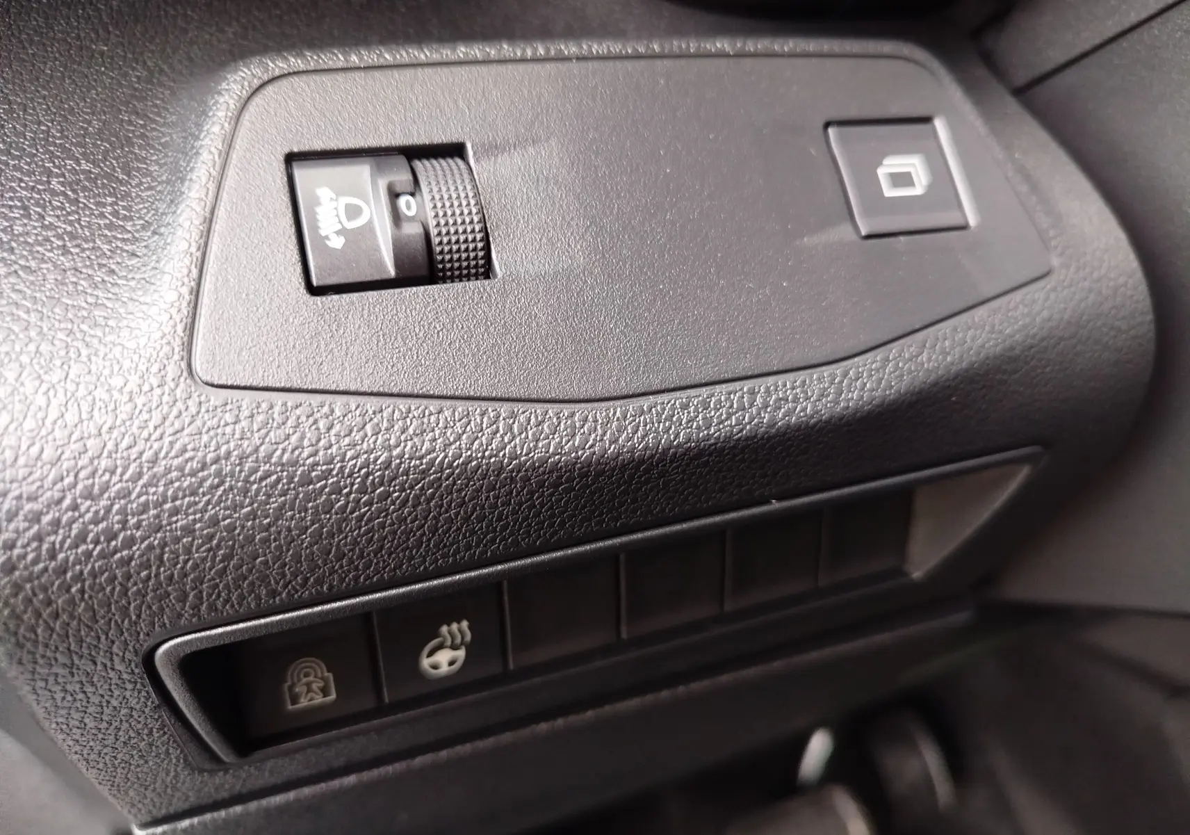 Gros plan sur les commandes noires du tableau de bord du Citroën Berlingo 2025, finition Kaolin White.