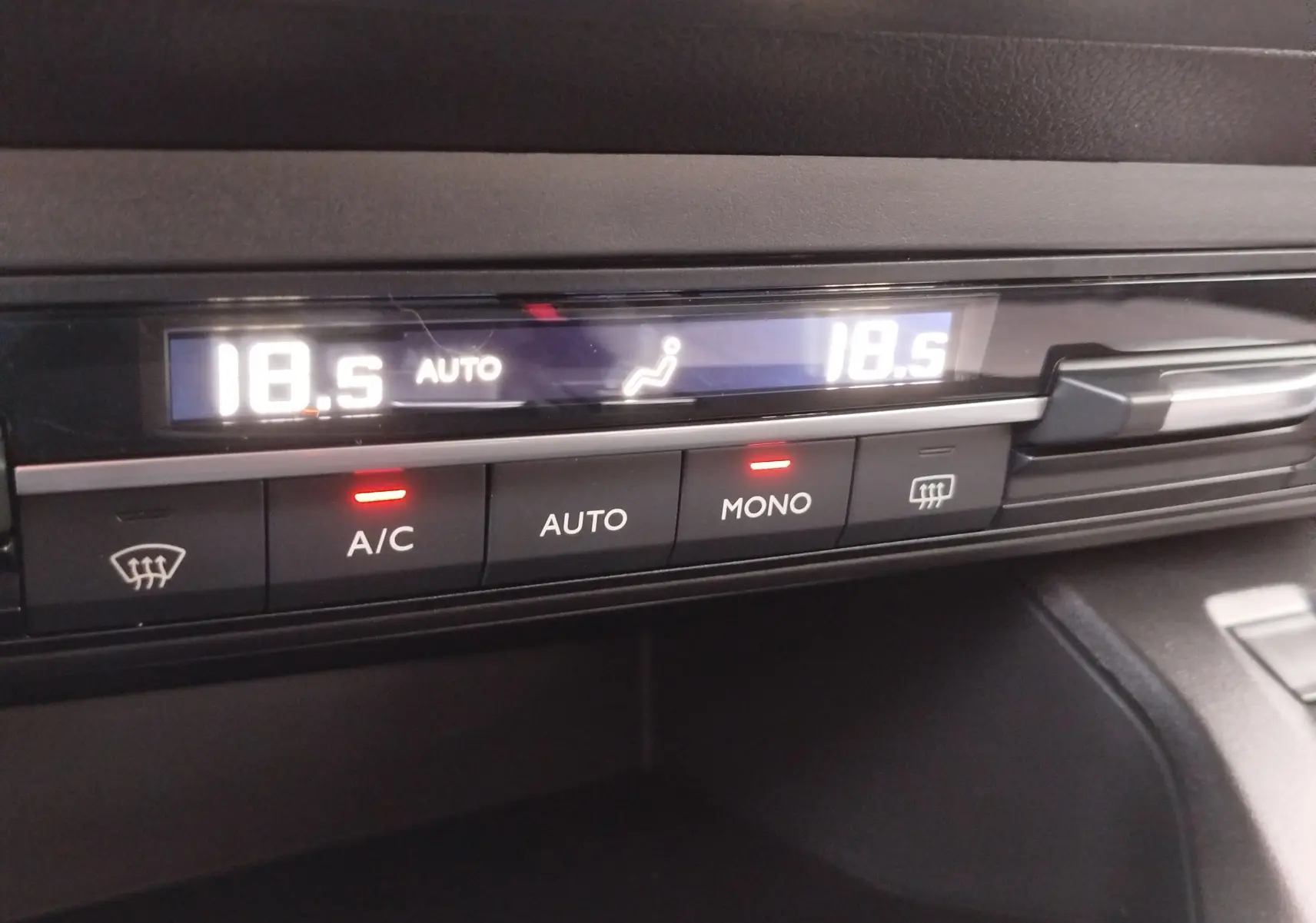 Détail du tableau de bord du Citroën Berlingo 2025 montrant la commande de climatisation automatique à 18,5°C.