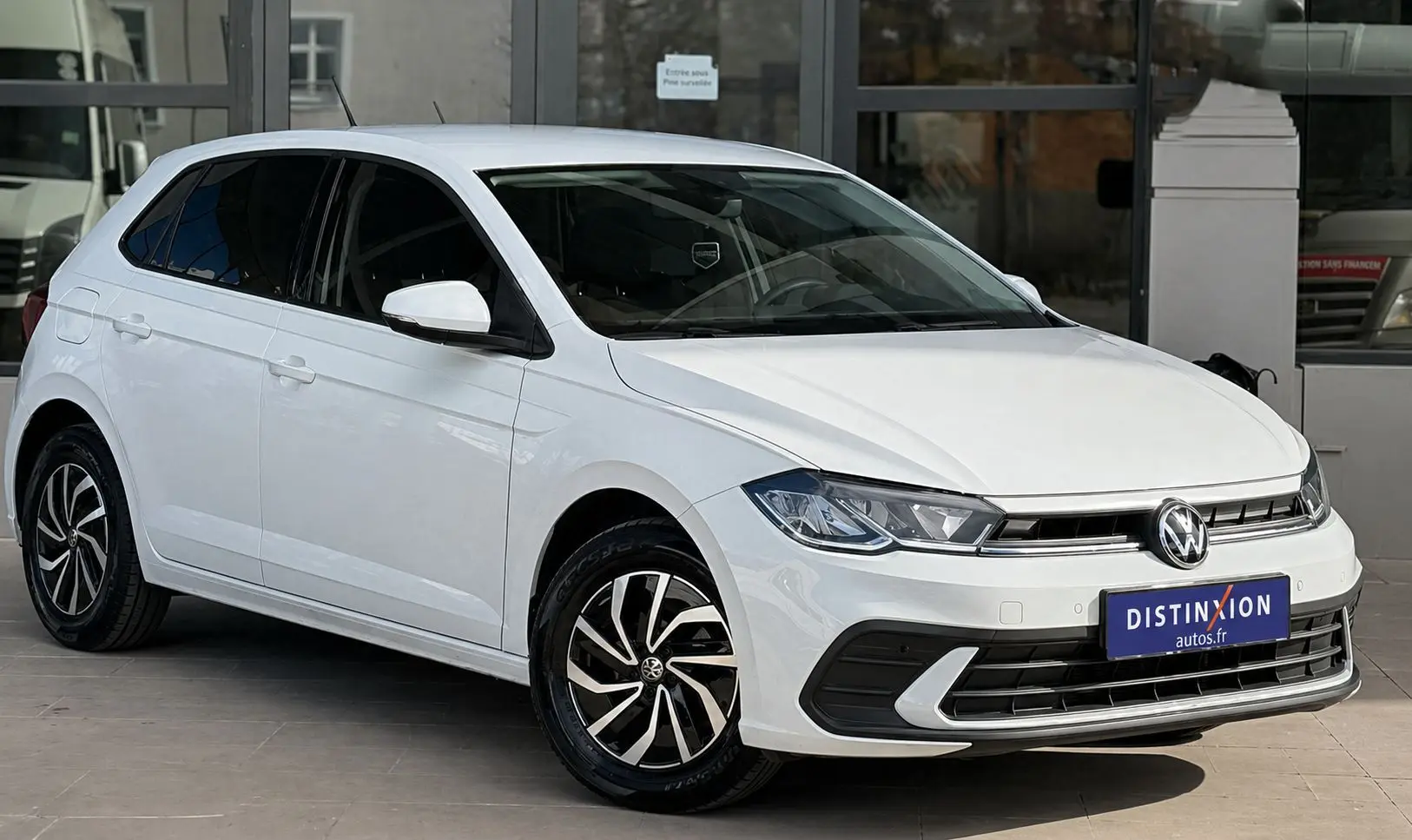 Volkswagen Polo 1.0 TSI 95ch Life blanche vue 3/4 avant avec jantes alliage et calandre chromée.