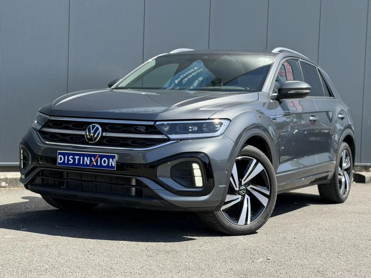 Volkswagen T-Roc 1.5 TSI R-Line gris Indium en 3/4 avant avec jantes alliage 18 pouces Nevada et phares Matrix LED.