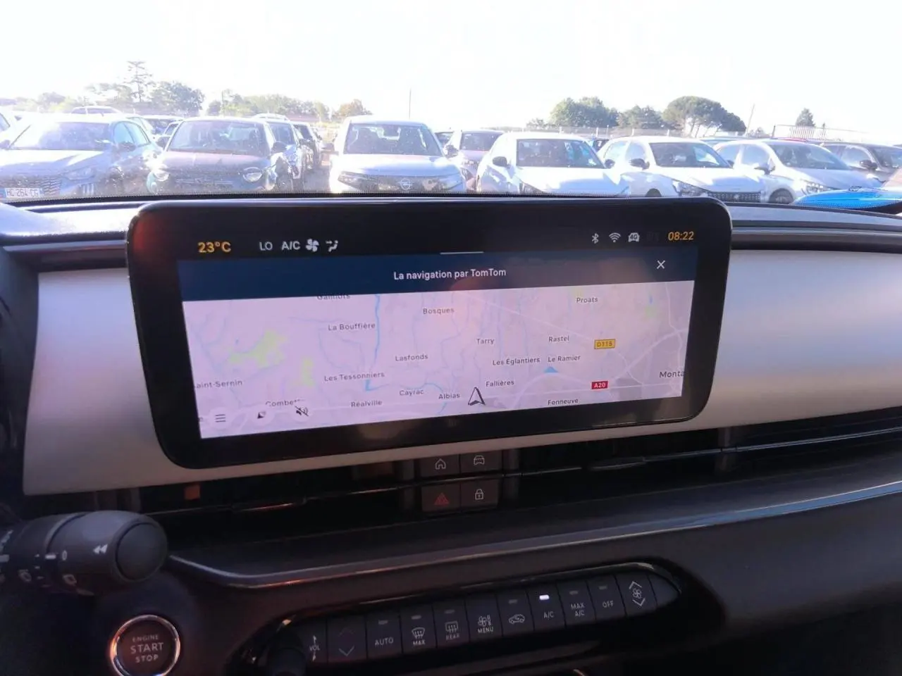 Vue intérieure du tableau de bord du FIAT 600 La Prima 2025, avec écran tactile de navigation et commandes climatisation visibles.