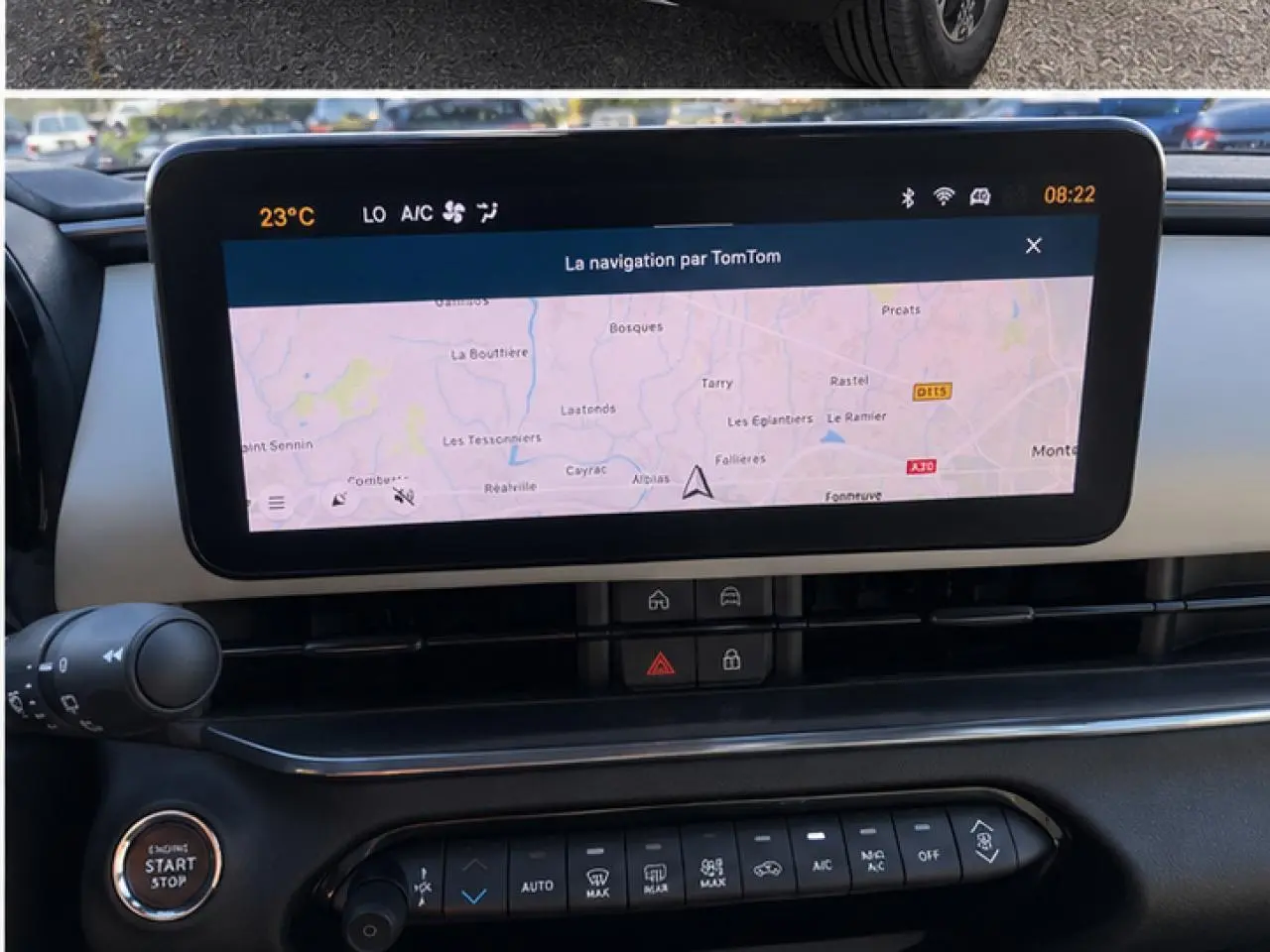 Vue rapprochée de l’écran tactile central et des commandes de la console d’une Fiat 600 blanche hybride 2025.