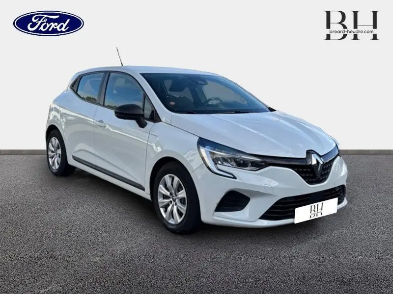 Renault Clio blanc Glacier vue 3/4 avant droit, avec phares LED et jantes alliage visibles.