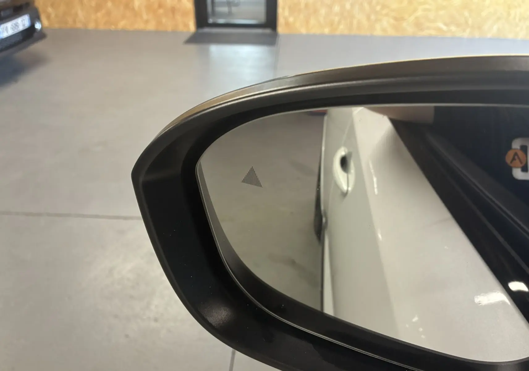 Rétroviseur côté droit montrant la portière blanche nacrée du Nissan Qashqai 2025 avec toit noir en intérieur.