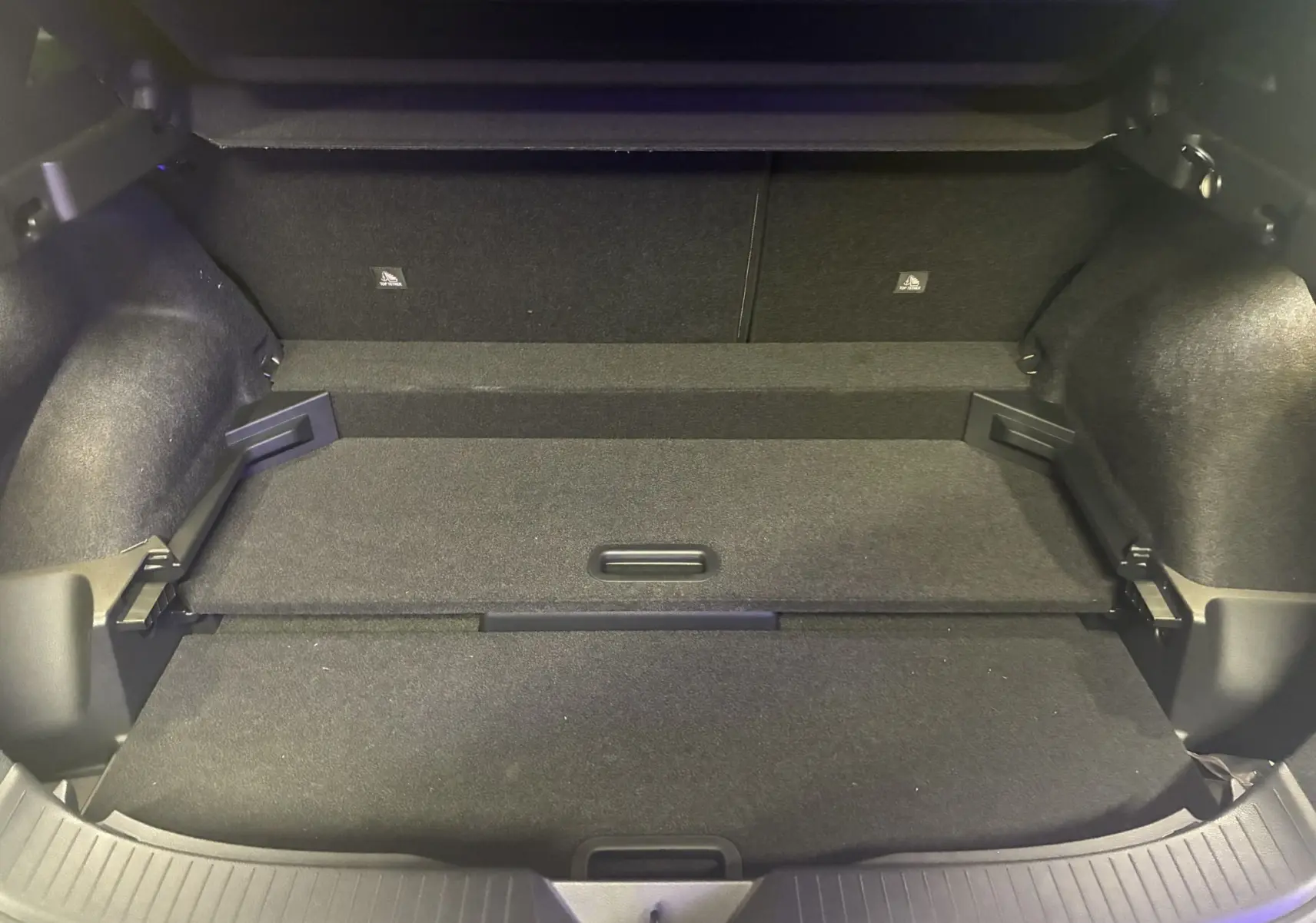 Coffre spacieux vu de l'arrière du Nissan Qashqai 2025 blanc nacré avec toit noir, finition N-Design.