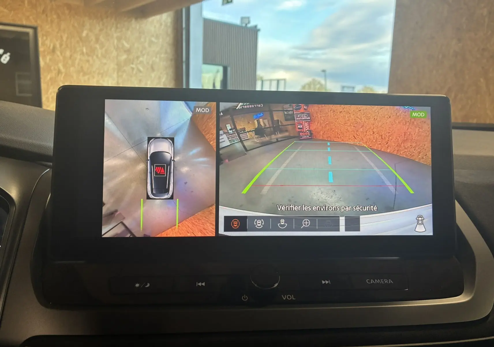 Écran multimédia du Nissan Qashqai 2025 montrant la caméra 360° et la vue arrière avec lignes de guidage en parking.