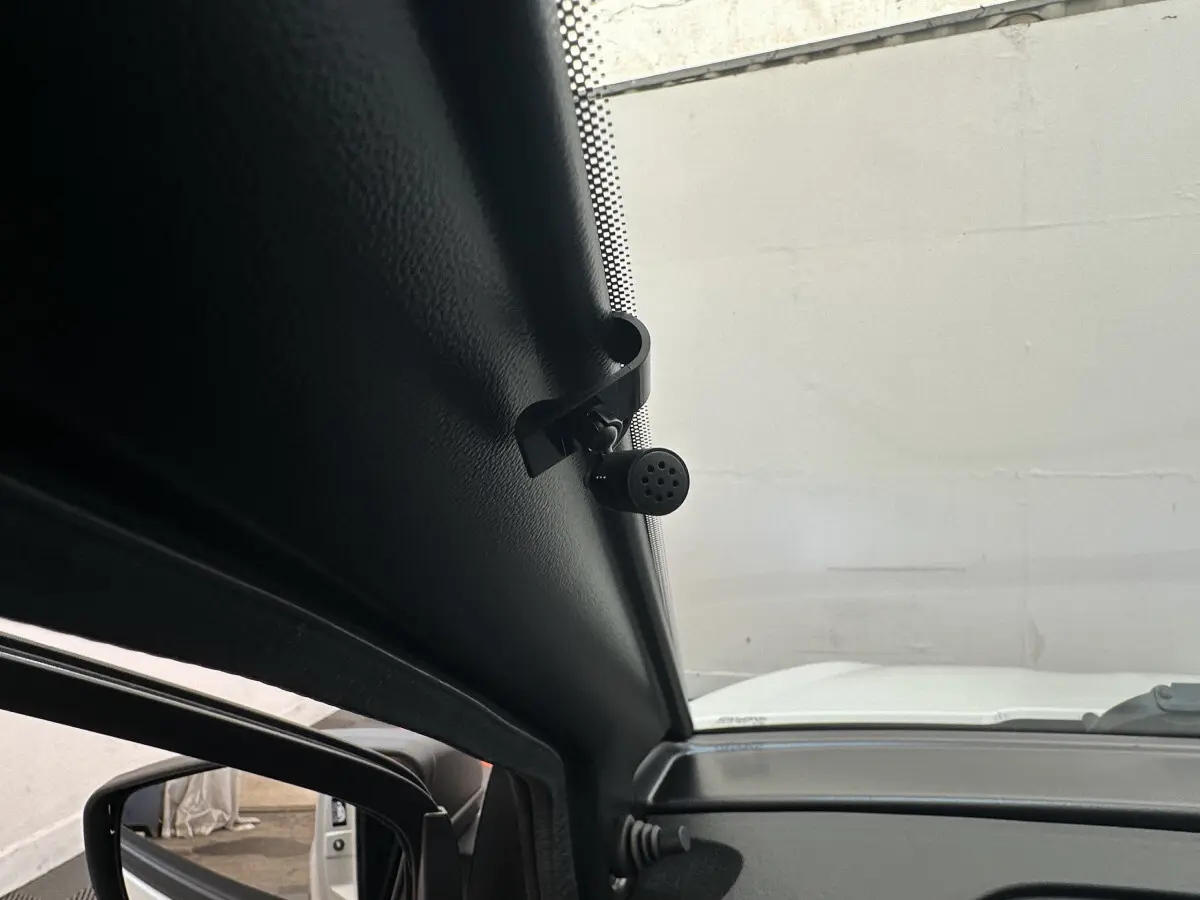 Microphone fixé sur le montant intérieur côté conducteur de l'AIXAM AMBITION E CITY PACK blanc 2025 électrique.