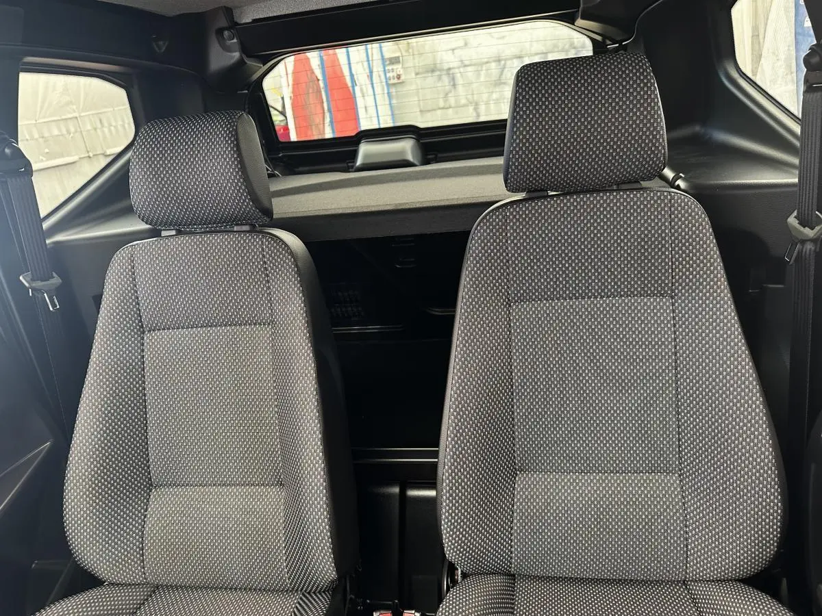 Vue intérieure des sièges avant en tissu gris à motifs de l'AIXAM AMBITION E CITY PACK blanc 2025 électrique