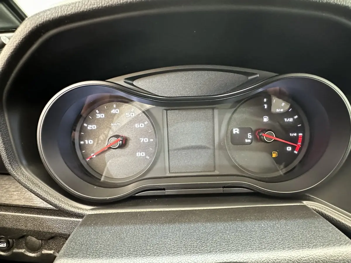 Vue rapprochée du tableau de bord noir de l'AIXAM AMBITION E CITY PACK blanc 2025 avec compteur et indicateurs digitaux.