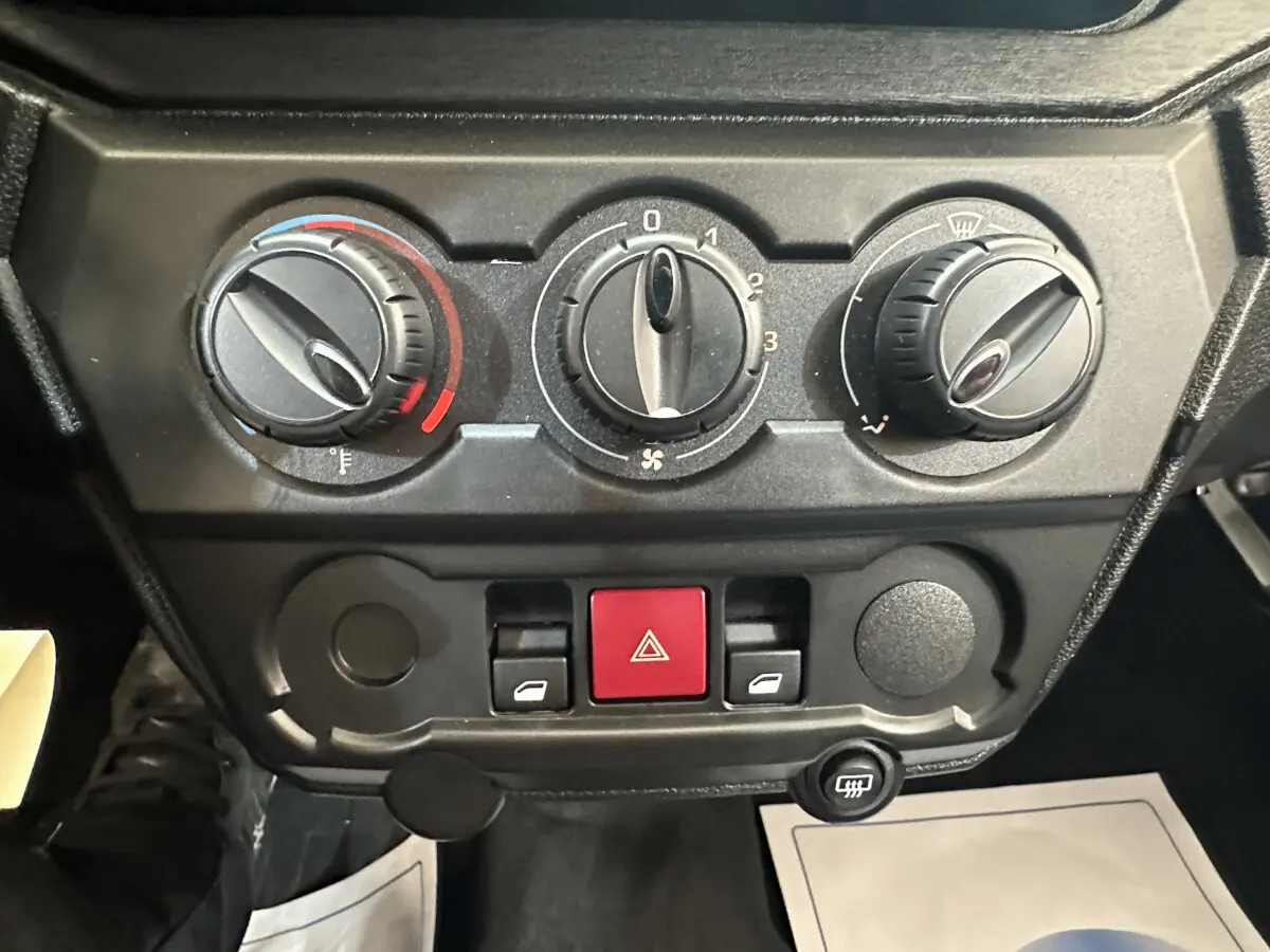 Vue rapprochée des commandes de climatisation et des boutons de l'AIXAM AMBITION E CITY PACK 2025.