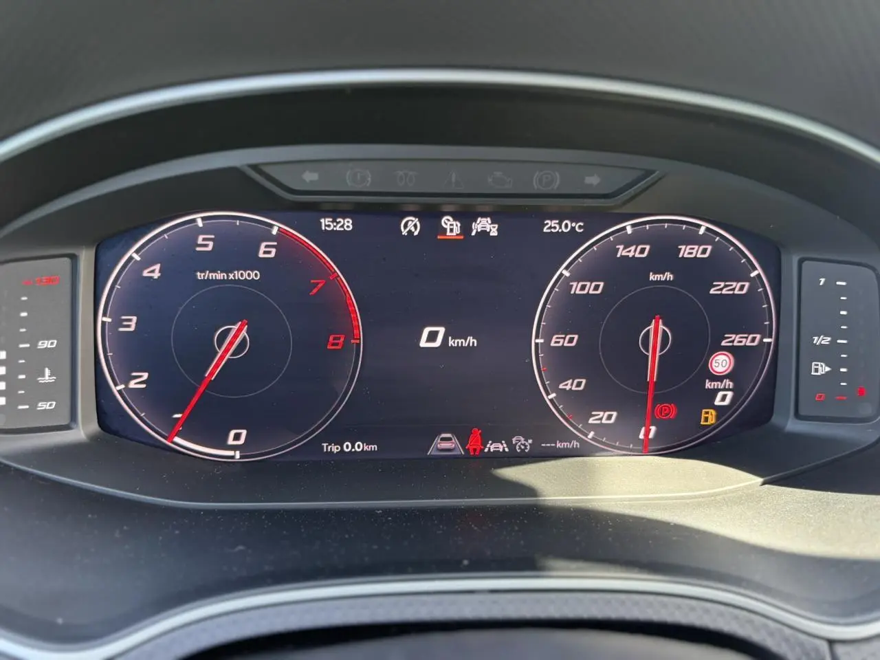 Tableau de bord numérique 10 pouces de la SEAT IBIZA TSI 115 FR 2025, affichage clair avec compte-tours et vitesse.