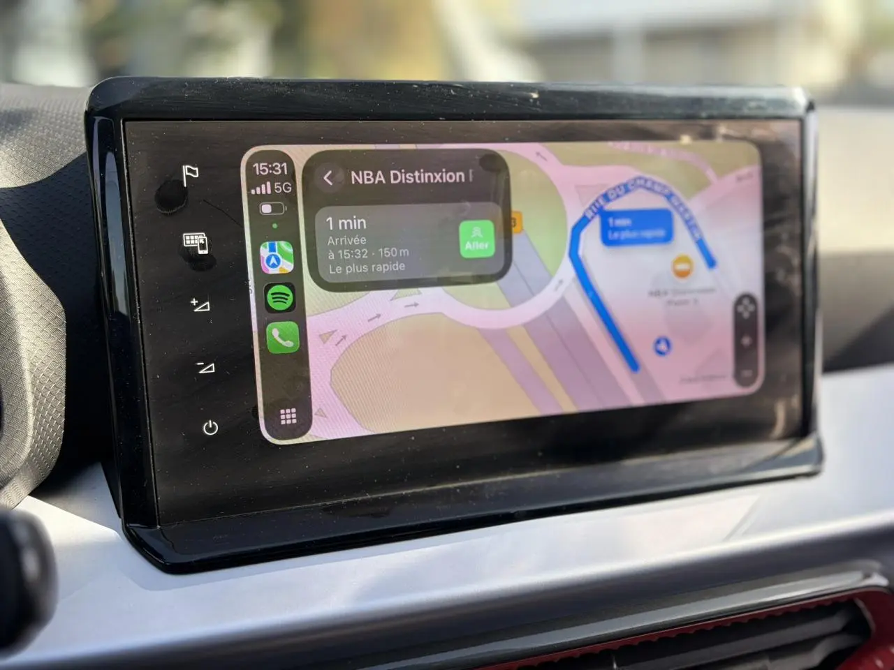 Écran tactile central affichant la navigation avec carte et itinéraire dans une SEAT Ibiza TSI 115 FR blanche.