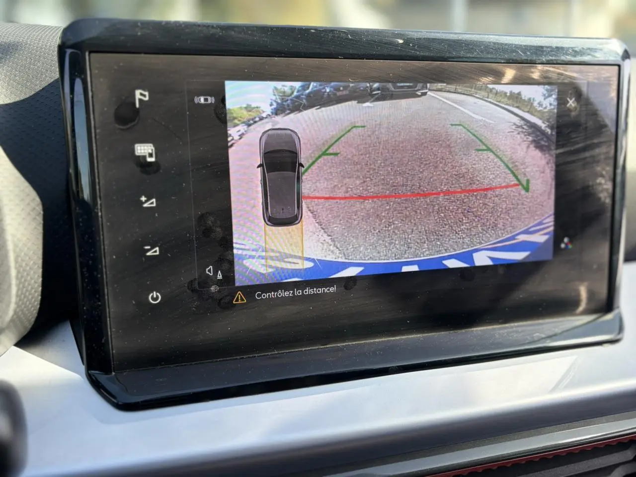Écran tactile intérieur montrant la caméra de recul et l'aide au stationnement de la SEAT Ibiza TSI 115 FR 2025.
