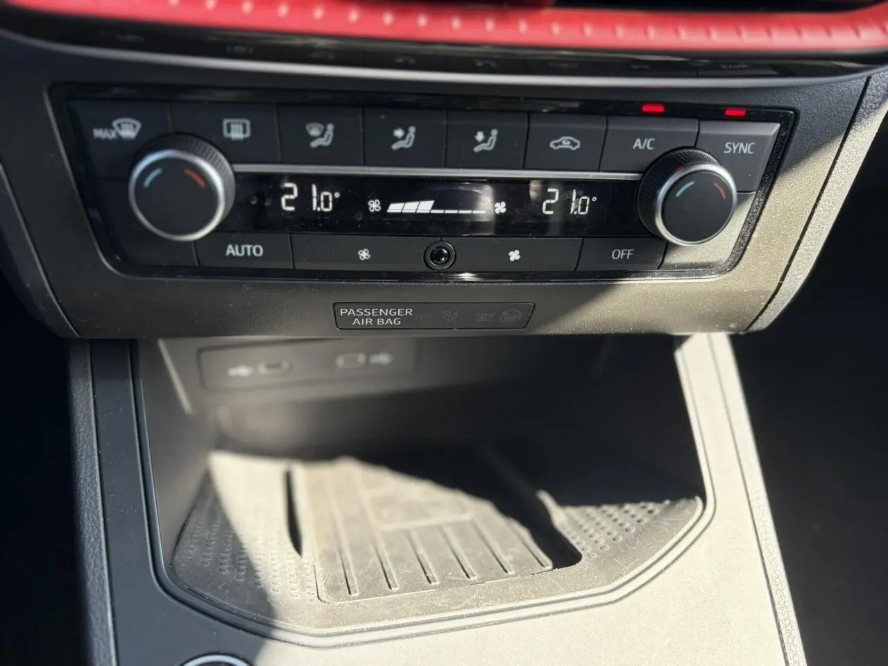 Gros plan sur la console centrale de la SEAT IBIZA TSI 115 FR 2025, montrant la climatisation automatique bi-zone et les commandes.