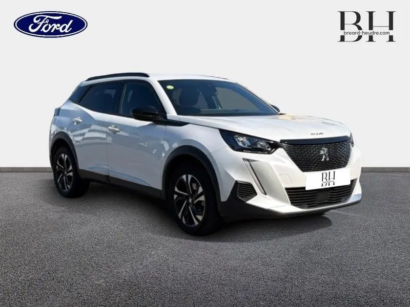 Peugeot 2008 blanc nacré vue 3/4 avant droit avec calandre noire et jantes alliage distinctives.