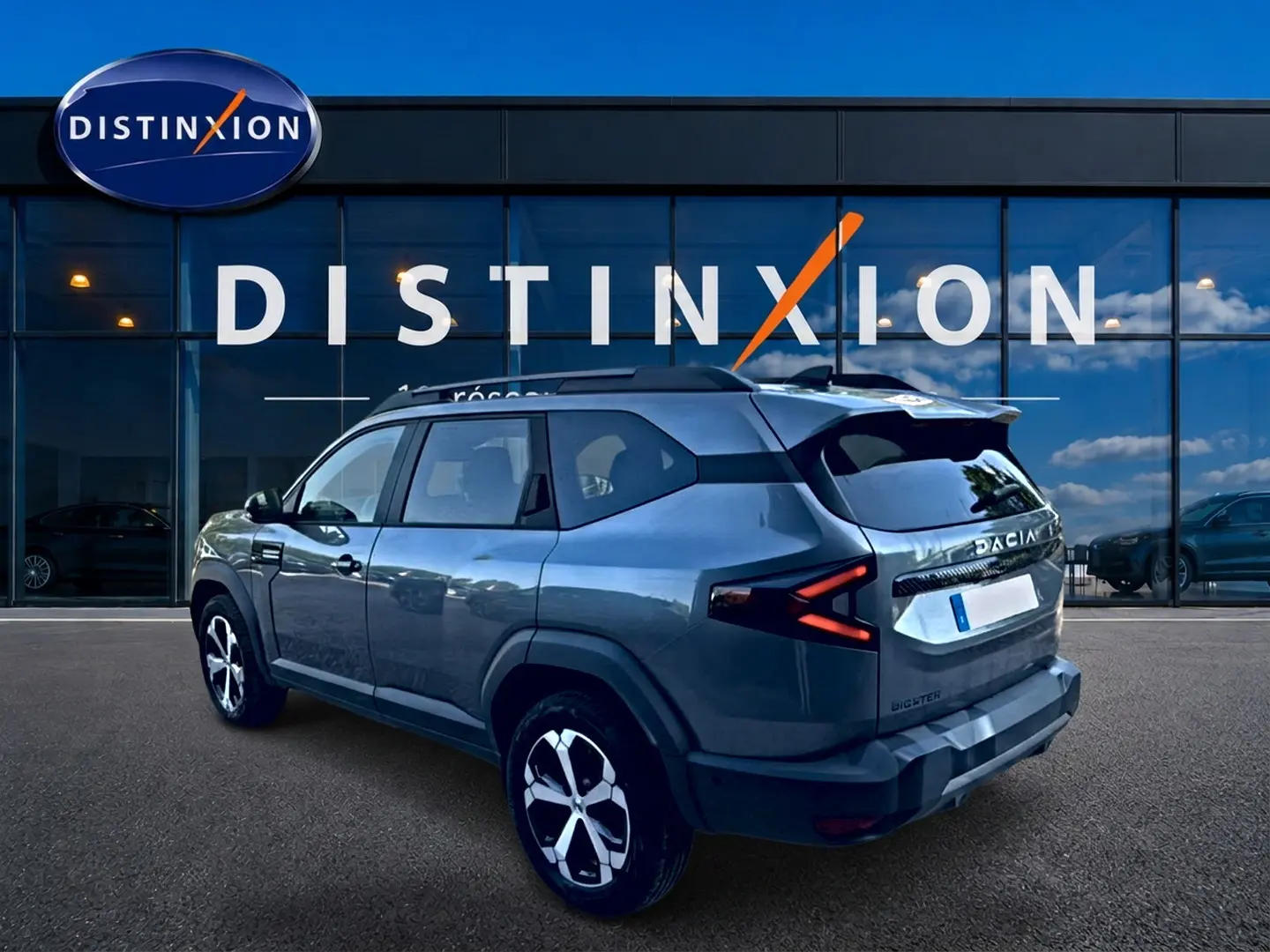 Vue 3/4 arrière droite du Dacia Bigster gris schiste avec feux arrière LED et jantes alliage distinctives.