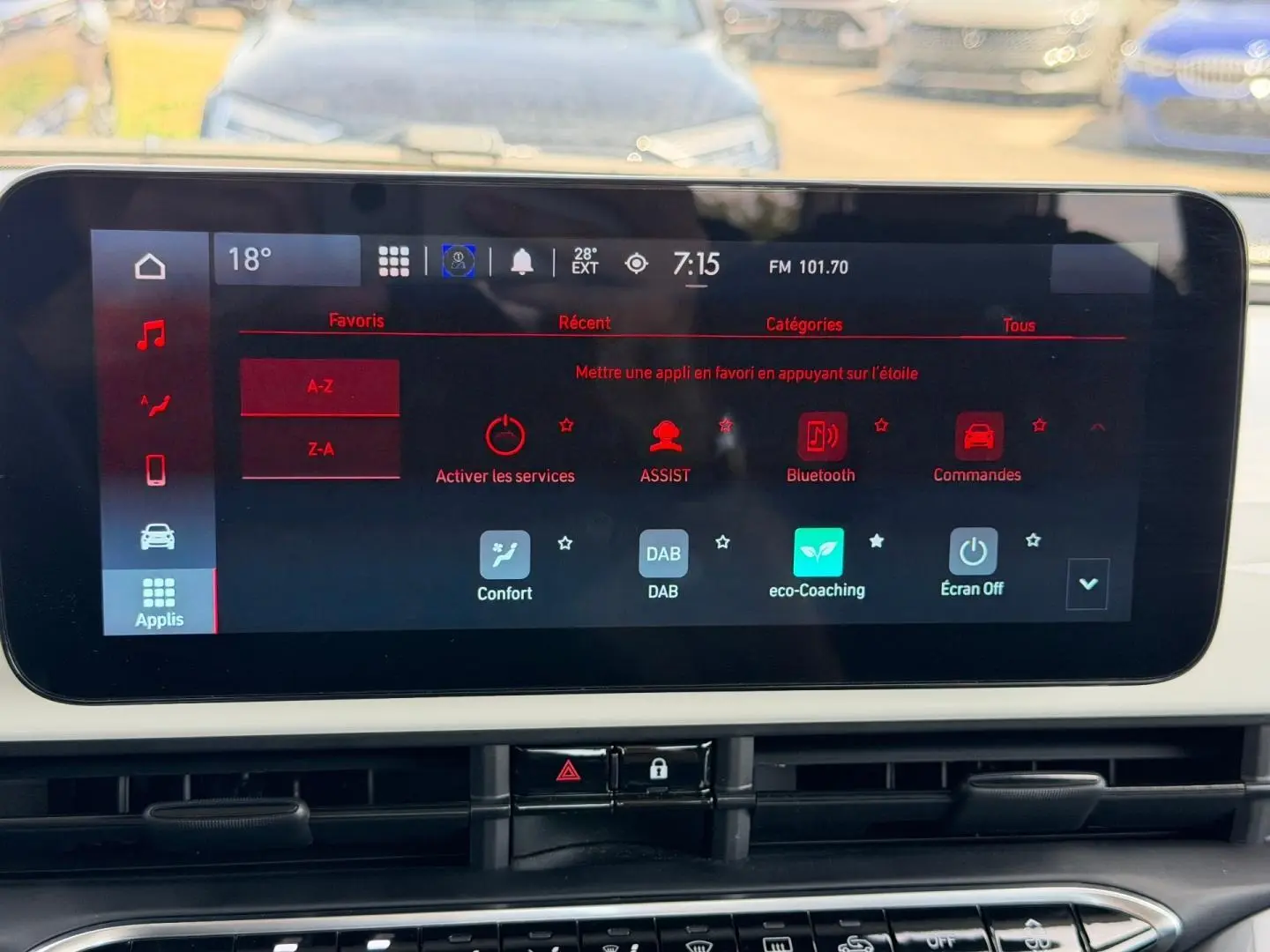 Écran tactile central de la Fiat 500 e blanc, affichant le menu des applications et commandes connectées.