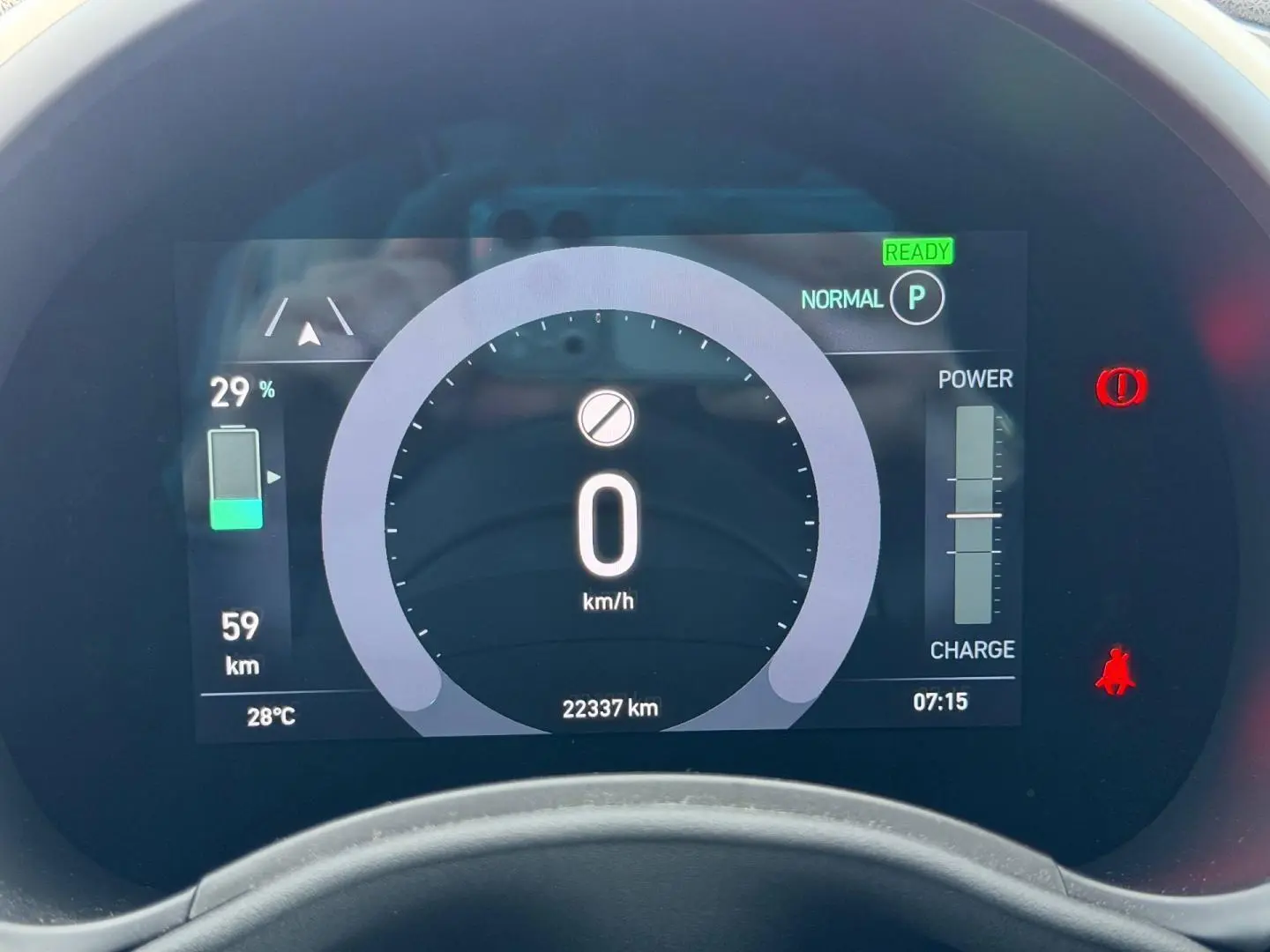 Affichage numérique du tableau de bord de la Fiat 500 électrique, montrant la vitesse à 0 km/h et la batterie à 29%