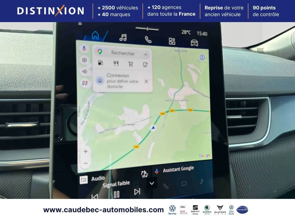 Vue intérieure centrée sur l’écran tactile de navigation du tableau de bord du Renault Symbioz gris.