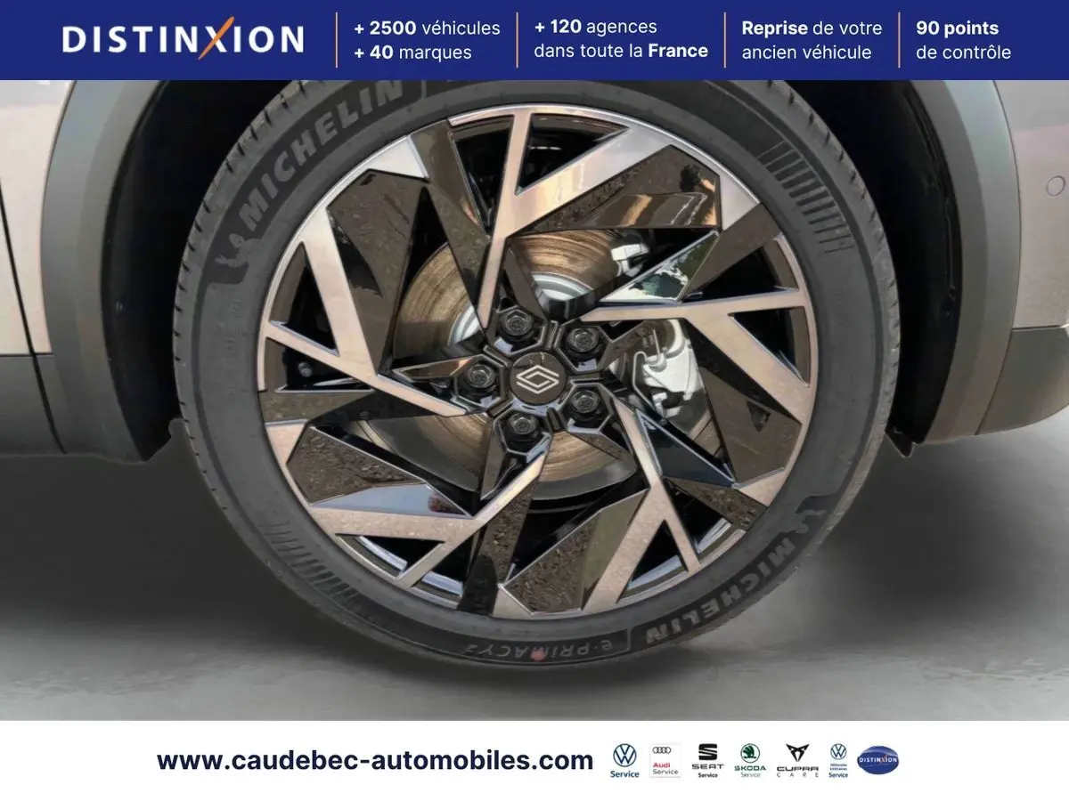 Gros plan sur la jante alliage diamantée 19'' Alpine Elixir du Renault Symbioz gris, avec pneu Michelin visible.