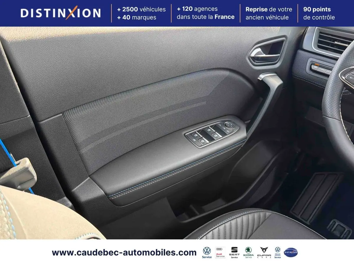 Vue intérieure côté conducteur sur la porte avec commandes électriques et volant partiel en cuir perforé noir.