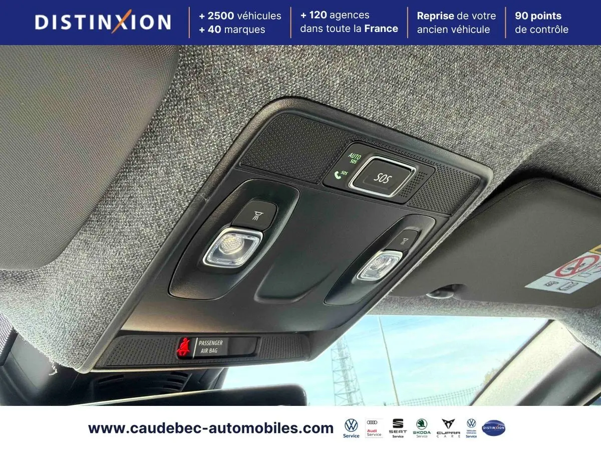 Vue intérieure du plafonnier gris avec commandes d’éclairage, bouton SOS et indicateur airbag passager allumé.