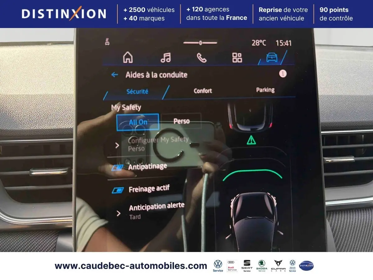 Écran tactile central affichant les aides à la conduite du Renault Symbioz gris, intérieur moderne avec détails carbone.