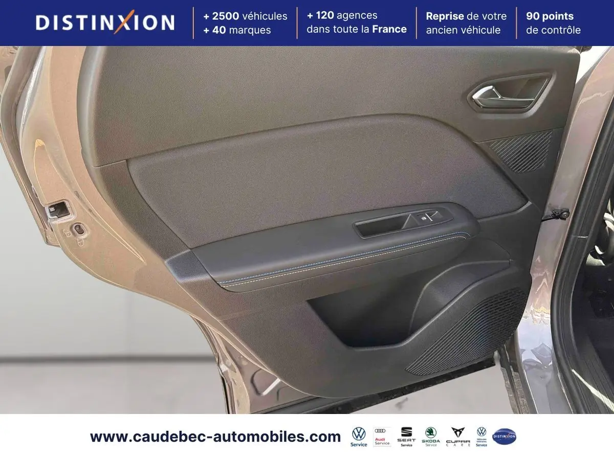 Vue rapprochée de la porte avant gauche grise du Renault Symbioz 2026, avec panneau intérieur noir et commande de vitre.