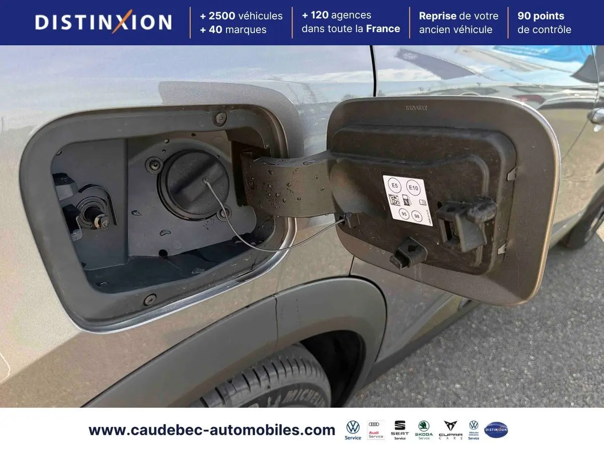 Trappe à carburant ouverte côté gauche sur Renault Symbioz gris métallisé, détail de la bouchon essence hybride.