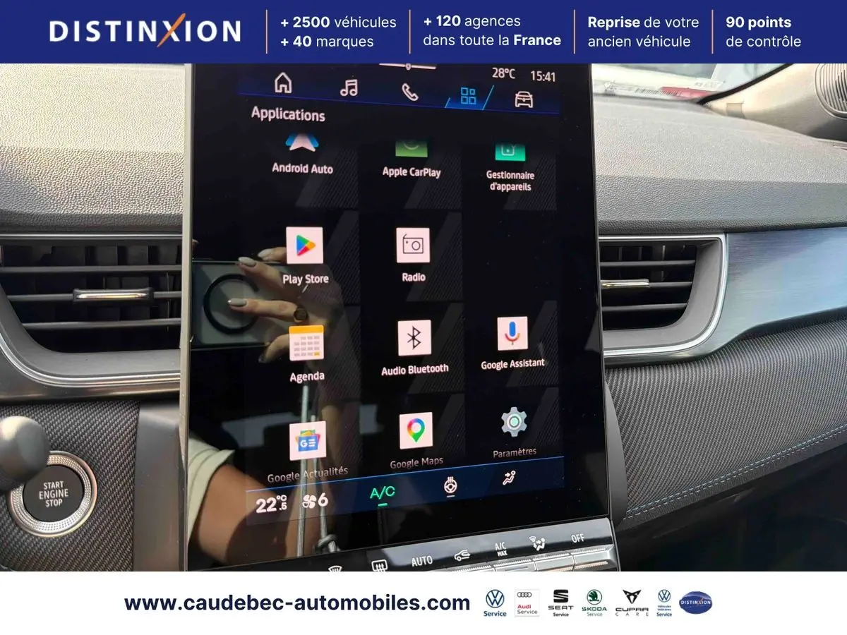Vue rapprochée de l’écran tactile central du tableau de bord de la Renault Symbioz gris, avec commandes climatisation et bouton start/stop visibles.