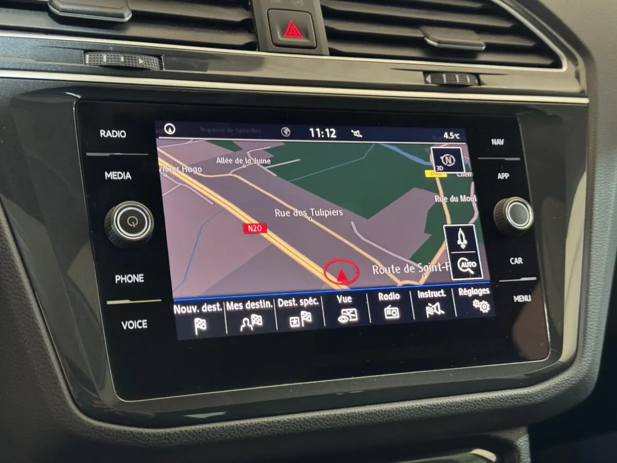 Écran tactile de navigation 8 pouces du Volkswagen Tiguan 2020, affichant une carte routière en intérieur noir.