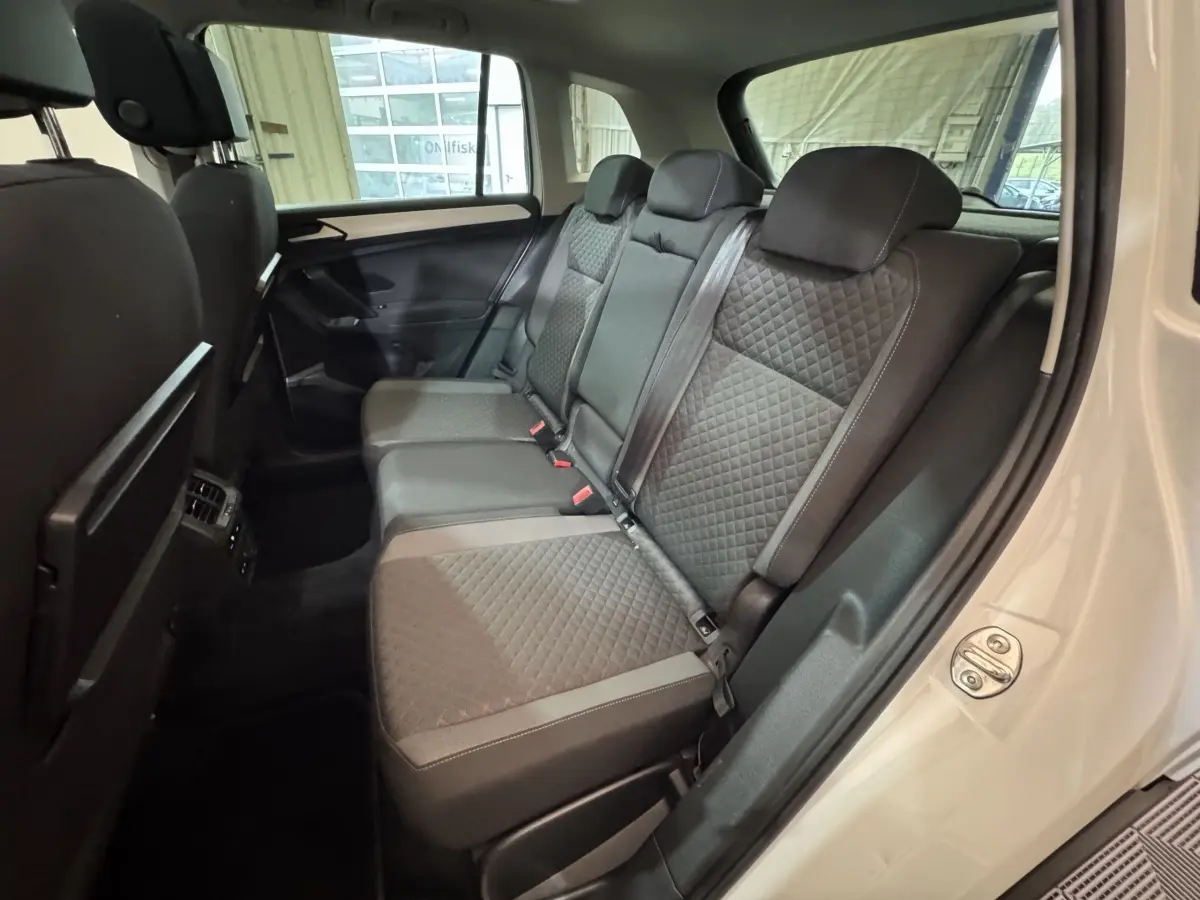 Vue intérieure côté droit sur la banquette arrière grise à motifs du Volkswagen Tiguan blanc 2020.
