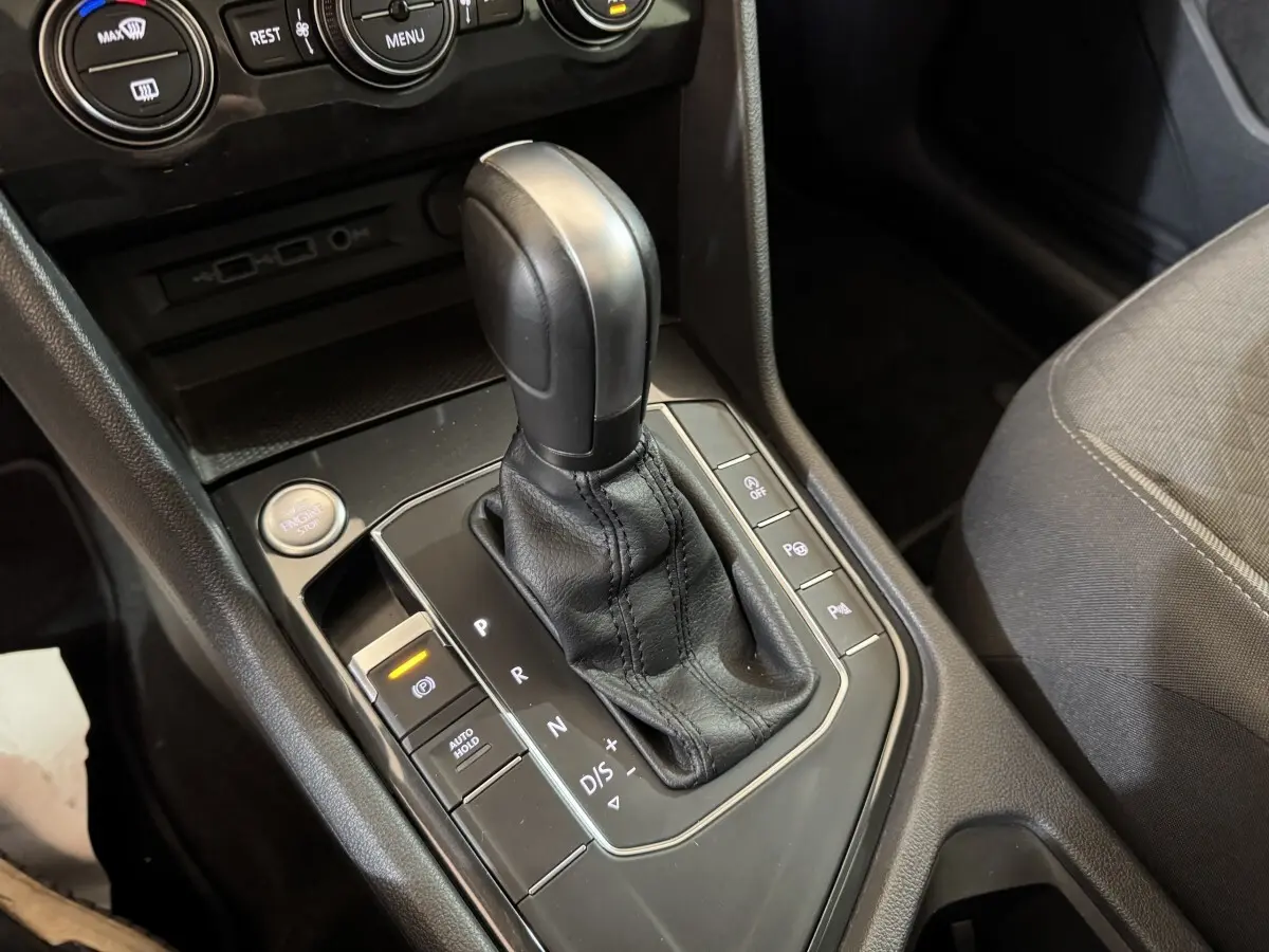 Gros plan sur la console centrale du Volkswagen Tiguan 2020 montrant le levier de vitesse automatique en cuir noir.