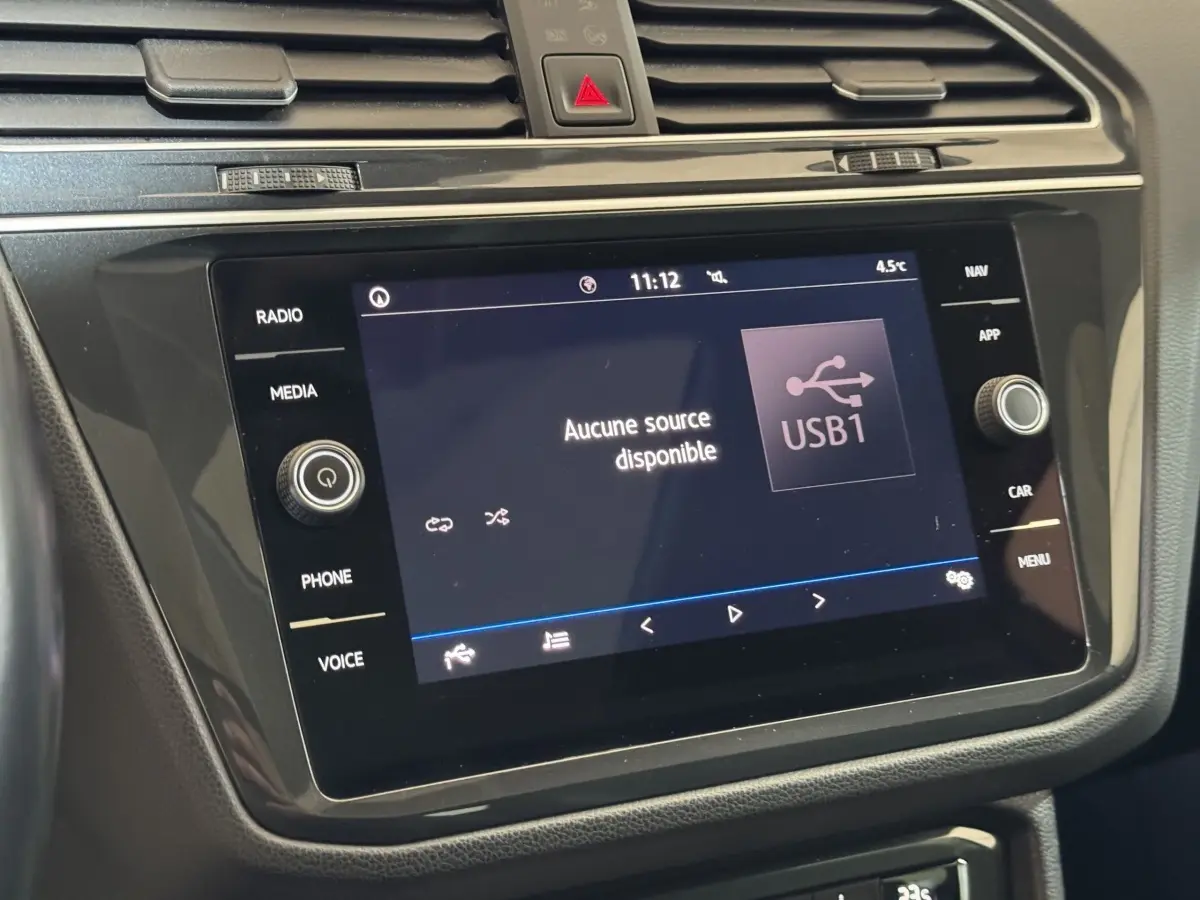 Écran tactile central du Volkswagen Tiguan blanc 2020 affichant "Aucune source disponible" en intérieur.