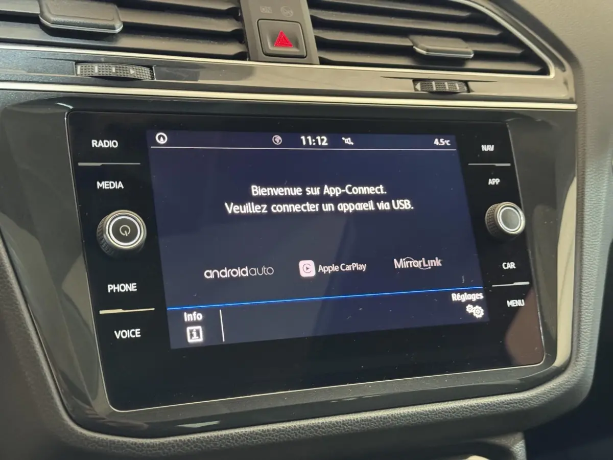 Écran tactile central du Volkswagen Tiguan 2020 affichant l'interface App-Connect avec commandes autour.