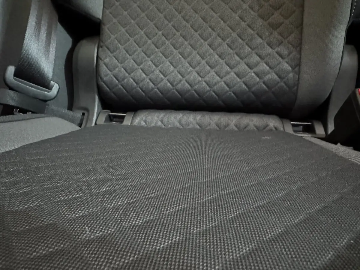 Gros plan sur le tissu noir matelassé du siège arrière du Volkswagen Tiguan 1.5 TSI 2020.