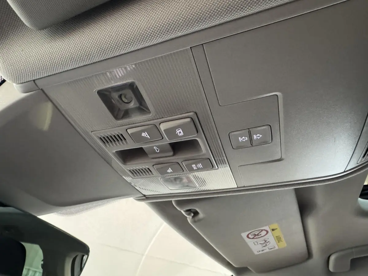 Vue en contre-plongée du plafonnier gris avec commandes d'éclairage et ouverture du coffre du Volkswagen Tiguan blanc 2020.