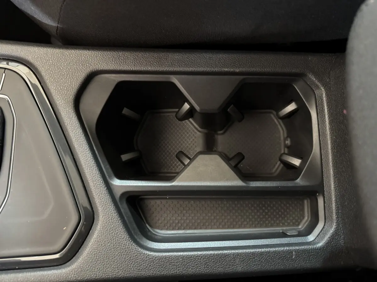 Gros plan sur le porte-gobelets central noir du Volkswagen Tiguan 1.5 TSI 150 EVO DSG7 Confortline 2020.