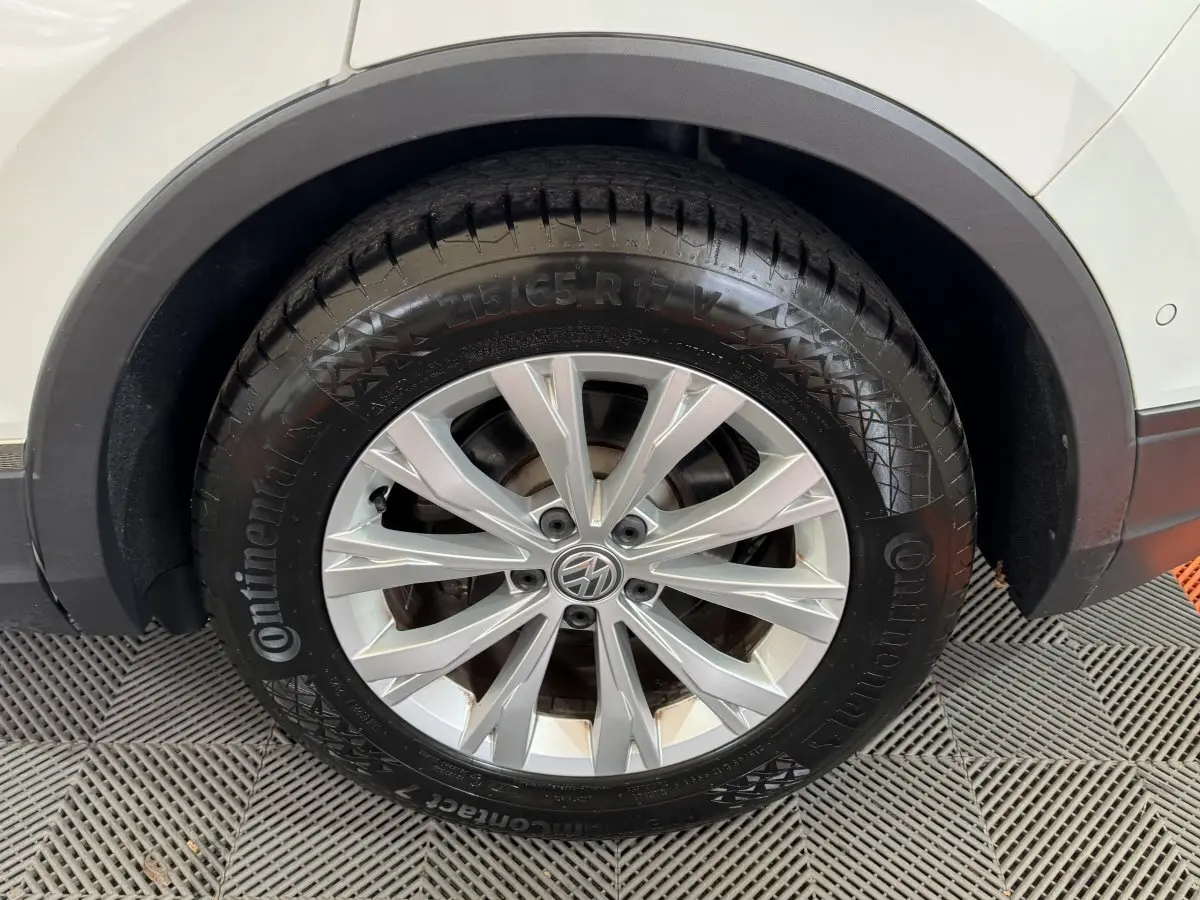 Gros plan sur la roue avant droite du Volkswagen Tiguan blanc 2020 avec jante alliage et pneu Continental.