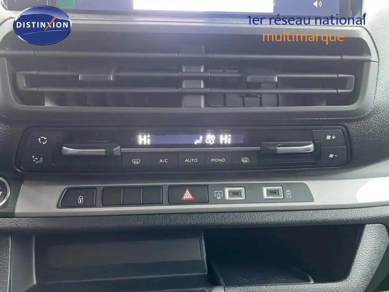 Détail de la console centrale avec commandes de climatisation et ports USB du Citroën Jumpy Cabine Approfondie gris titane.