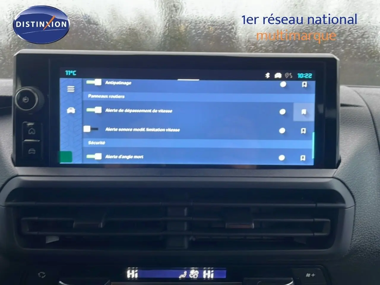 Écran tactile central affichant les réglages d’alerte de sécurité dans l’habitacle du Citroën Jumpy Cabine Approfondie 2025.