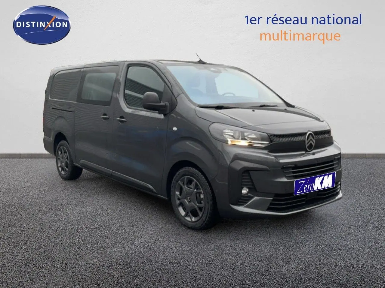 Vue 3/4 avant droit du Citroën Jumpy Cabine Approfondie gris titane métal avec calandre noire et feux allumés.