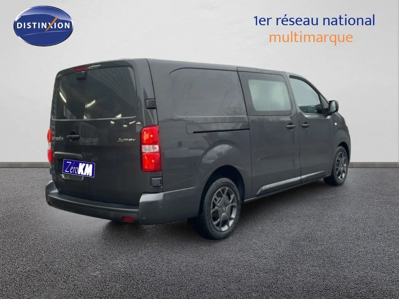Vue 3/4 arrière droite d'un Citroën Jumpy Cabine Approfondie gris titane métal avec portes latérales coulissantes.
