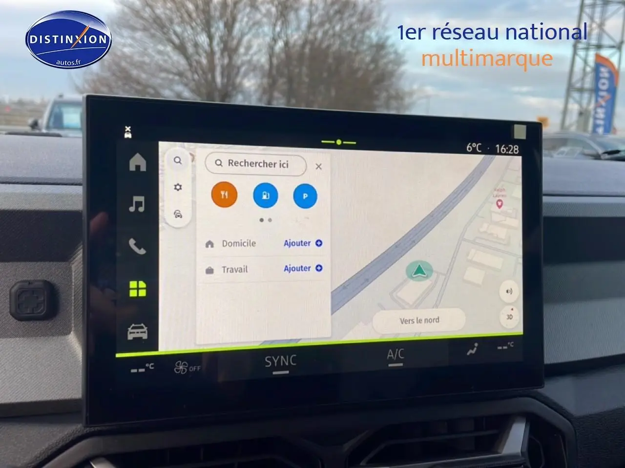 Écran tactile central du tableau de bord du Dacia Bigster 2025 affichant la navigation GPS en mode clair.