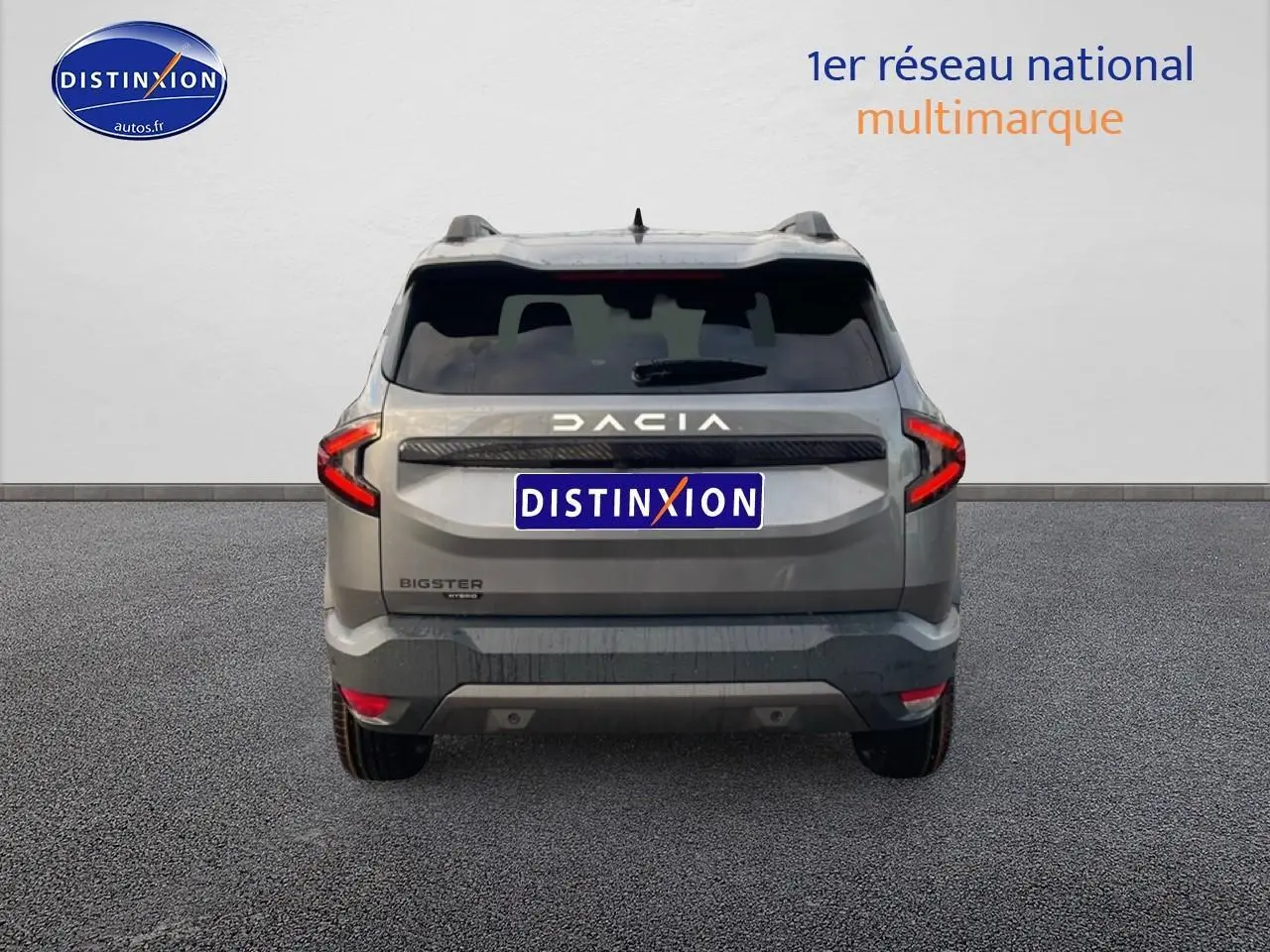 Vue arrière du Dacia Bigster gris schiste 2025 avec feux LED en forme de C et antenne aileron de requin.